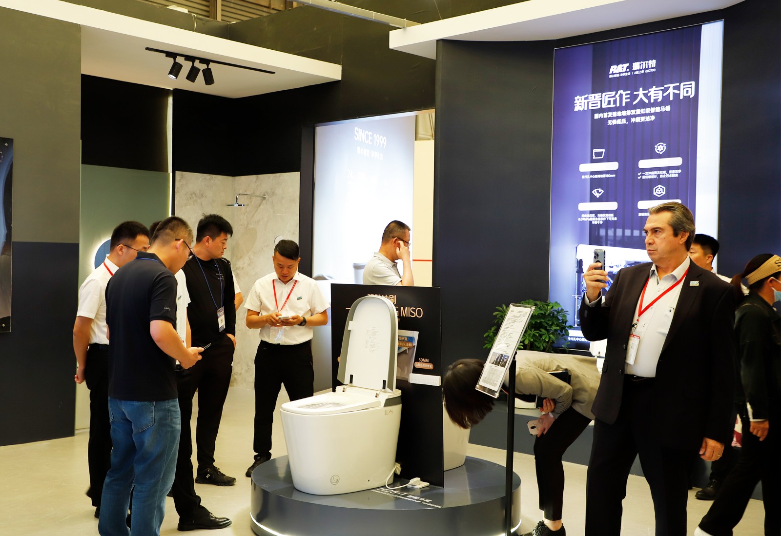 2023上海厨卫展瑞尔特新品智能马桶展示区.jpg